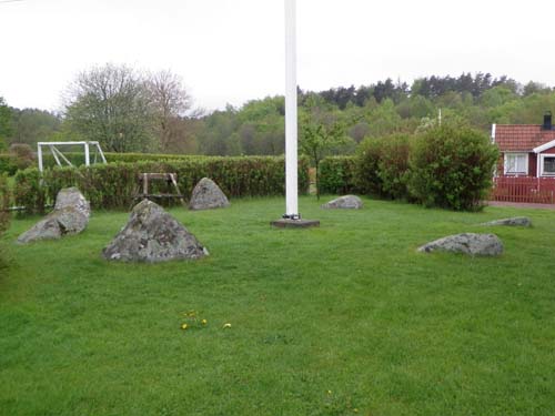 Domarringen finns ännu kvar, oxeln har ersatts av en flaggstång!