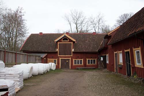 Mitt i bilden syns ingången till ladugården, troligen den bästa platsen för en utställning. Foto: Per Hallén.