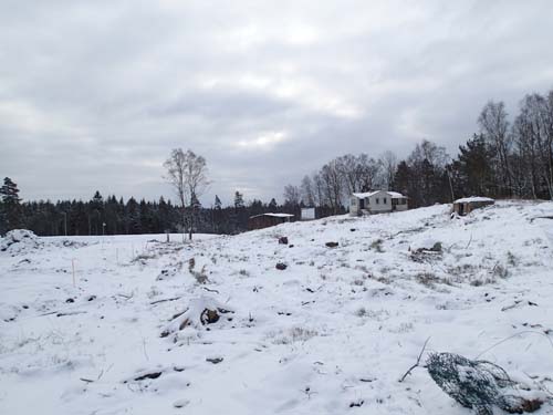 Några äldre hus står kvar men snart kommer hela detta område att täckas av modern villabebyggelse.
