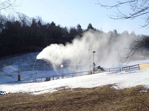 Närmast klubbstugan var det idag en mindre snöstorm. Foto: Per Hallén 2013.