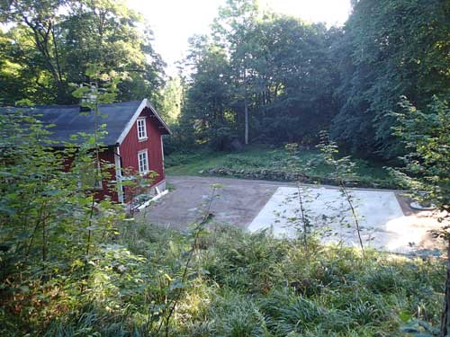 Bengtstorpet och den nya plattan sedd uppifrån sluttningen. Foto: Per Hallén