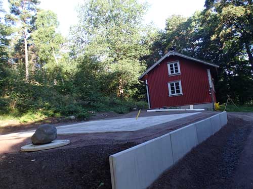 Det är en ganska stor platta som gjutits mellan torpet och brunnen. Foto: Per Hallén.