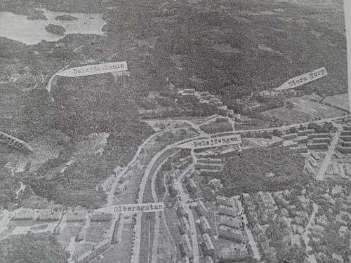 Södra delen av Delsjöområdet kommer att bevaras ungefär som det är idag. Det ska visserligen bli en golfbana till höger om stora Delsjön, som synes överst t.v. men den kommer närmast att förhöja skönheten, påstås det. Man kan se hur bebyggelsen snikit sig in på reservatet vbåde vid Olbergsgatan närmast och Iskällareliden mellan Lilla och Stora Torp. Det skall inte bli någon mer bebyggelse att tala om i den kanten, lovas det.