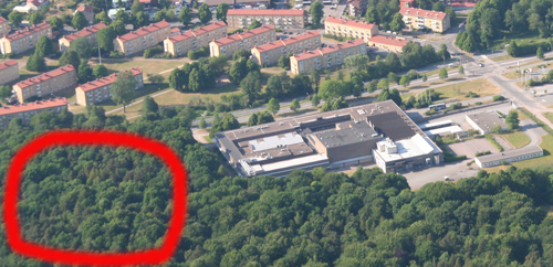 Flygbild från 2008 över området. Den röda ringen markerar området där man föreslog uppförandet av "Delsjöhus".