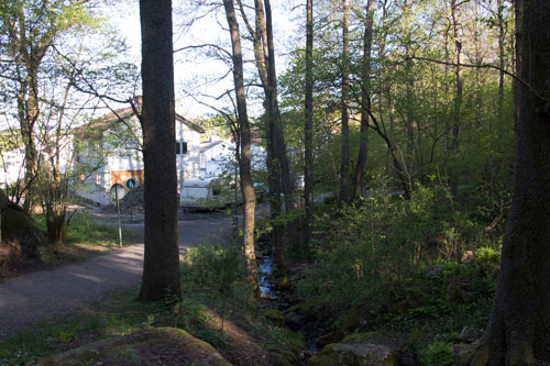 Vattnet rinner ned i rör nära bebyggelsen vid det moderna Skår.