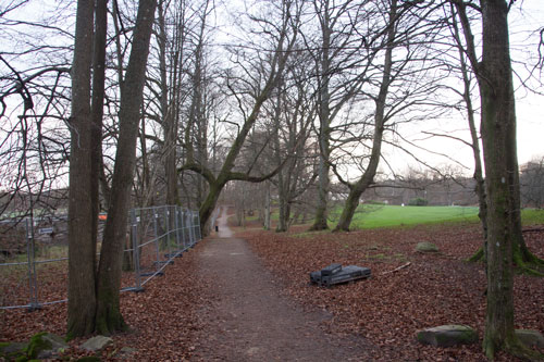 Från den gamla 1700-tals allén har man en utmärkt promenadväg för att beskåda bygget. Foto: Per Hallén 2014
