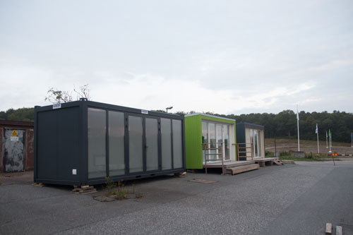 Bredvid Skanskas och NCC:s försäljningsbodar har ytterligare en bod placerats.