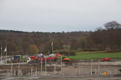 Grävmaskin och lastbil i arbete vid HSB:s blivande hus. Foto: Per Hallén 2014.