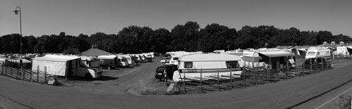 Kärralund 2014, husvagnar, bilar och husbilar. Cyklar och tält syns inte till längre. Foto: Per Hallén 2014.