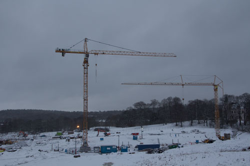 NCC:s kran reser sig högt över området. Foto: Per Hallén 2015.