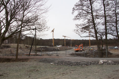 Sett från Lilla Torps allé är det tydligt hur mycket jord och lera som nu fraktats bort från området.