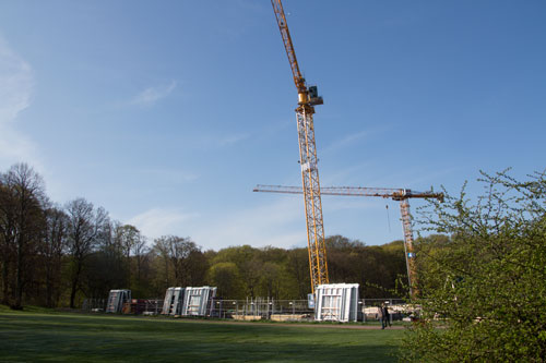 Byggelement, troligen för den första våningen ovan jord, finns nu på plats vid HSBs hus. Foto: Per Hallén 2015