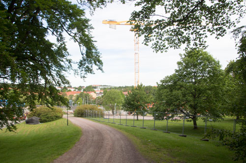 När stängslen kommer upp blir det tydligt hur stor del av Stora Torps närområde som nu kommer att tas i anspråk för bebyggelsen. Foto: Per Hallén 2015