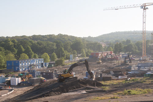 Det pågår ett bygge av en märklig ramp i området där grävskopan står, vad skall det bli av den? Foto: Per Hallén 2015