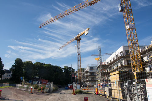 HSB:s första hus i området har vuxit snabbt. Nu har byggställningar satts upp utmed fasaden. Foto: Per Hallén 2015