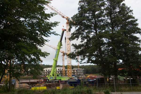 Den mobila kranen som användes vid bygget av den stora byggkranen. Foto: Per Hallén 2015