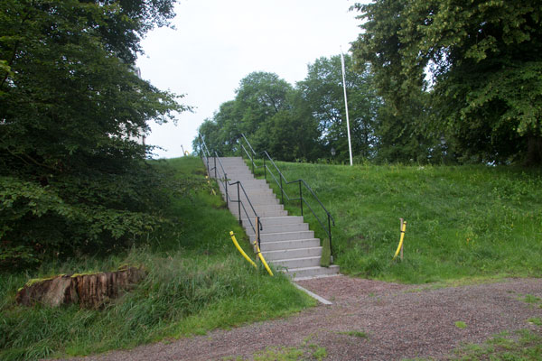 Den nya trappan mellan den blivande parkeringen och Stora Torp. Foto: Per Hallén 2015