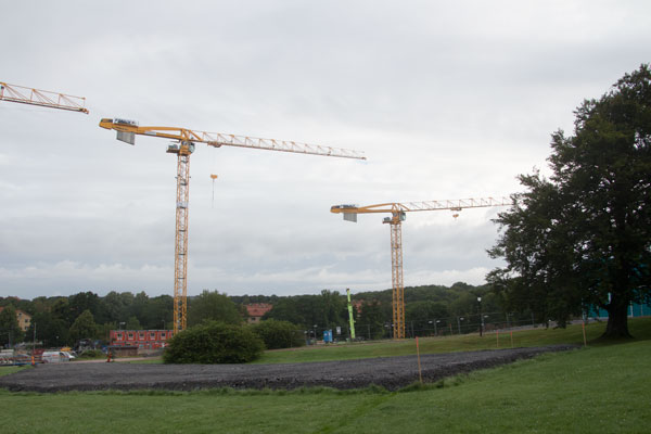 Den högra av kranarna är det senaste tillskottet vid Örgryte Torp. Foto: Per Hallén 2015