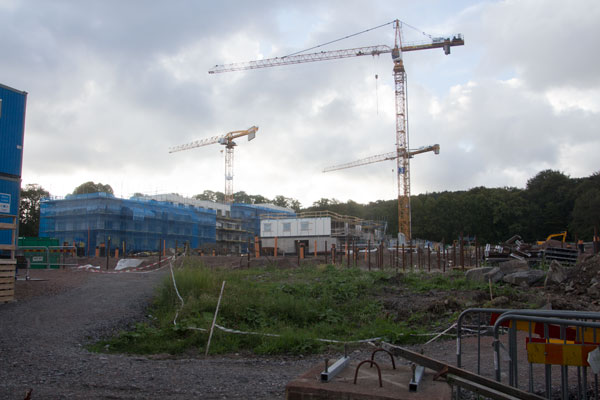 Via ett hål i planket mot Delsjövägen var det idag möjligt att få denna vy mot HSB:s och NCC:s hus. Foto: Per Hallén 2015