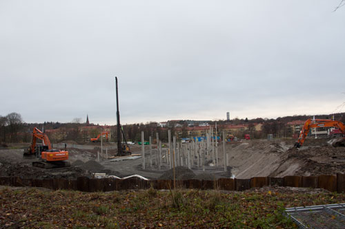 Många pålar blir det innan huset kan uppföras! Foto: Per Hallén 2014.