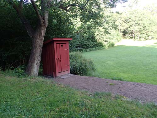 Apslätten har försetts med ett utedass!