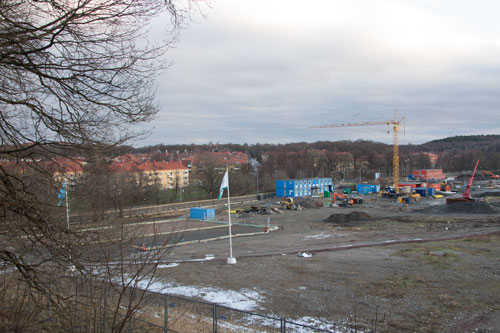 Nära Delsjövägen, där Skanska kommer att bygga radhus, har nu anlagts P-platser för byggarbetarna. Foto: Per Hallén 2015.