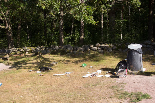 Sommarens baksida, mängder av skräp när det är vackert väder. Är närmsta soptunna full orkar man inte gå till nästa några meter bort!