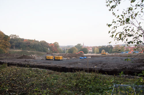 Stålbarriären invid allén och bortom den skymtar stora betongrester efter TV-hustiden. Foto: Per Hallén 2014.