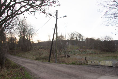 Vid Storatorpsvägen är allt ännu lugnt. Det dröjer något år innan byggmaskinerna sätter igång även här. Foto: Per Hallén 2014