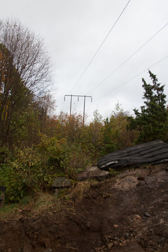 Kraftledningen går idag högt över villor och lekplatser i Björkekärr. Foto: Per Hallén 2014.