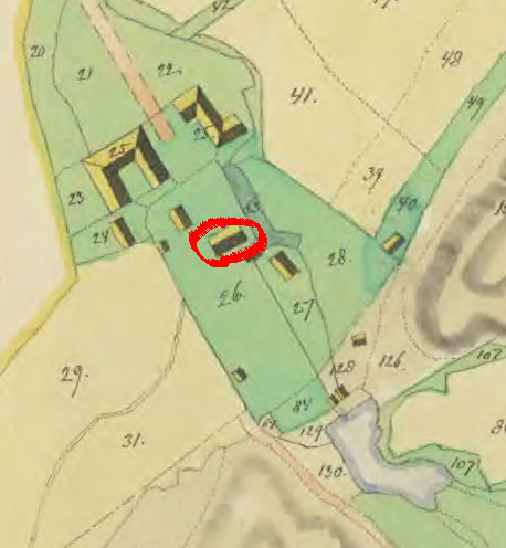 Huvudbyggnaden är markerad med en röd ring. Vid dammen syns kvarnanläggningen.