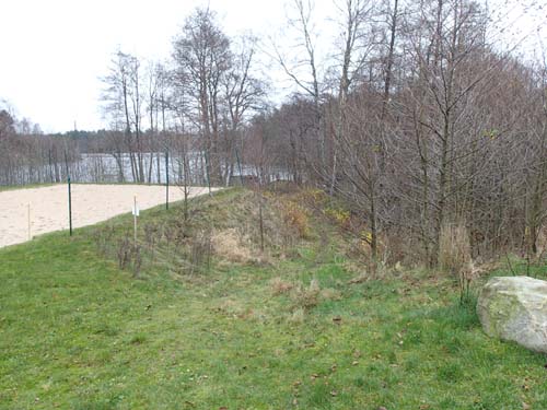 I kanten av polisernas konstgjorda "strand" låg Kalvkärr, Korvetorpet.