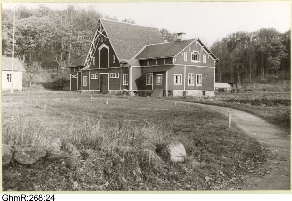 Kärralunds herrgård: ekonomibyggnad med b.la. stall men även inrymmande bostäder i den för åskådaren synliga gavelsidan. Vy söderifrån. Foto: Göteborgs Stadsmuseum GhmR 268 24.