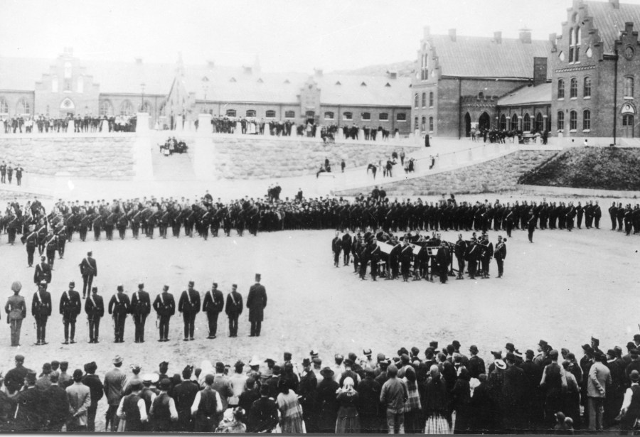 Första Göta Artilleriregemente tågar in i de nya kasernerna vid Kviberg 1895-01-10. 1895-01-10