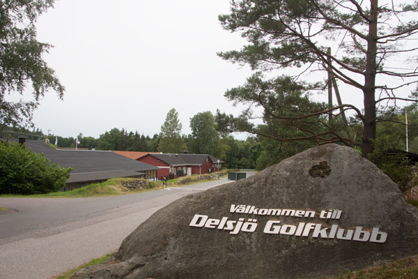 På väg tillbaka passerar du Delsjö Golfklubbs anläggning. Mitt i den moderna bebyggelsen finns ett hus bevarat från Kallebäcks Mellangård. Foto: Per Hallén 2015