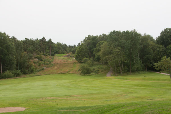 Idag slår golfare ut sina bollar från Mossberget, förr kunde det stå kanoner där tillhörande Göta arteleriregimente. Foto: Per Hallén 2015