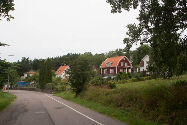 Innan du åter är nere vid Kallebäckskällan ser du dessa hus på höger sida av vägen. Där låg torpet Wattnet under 1700-talet. Foto: Per Hallén 2015