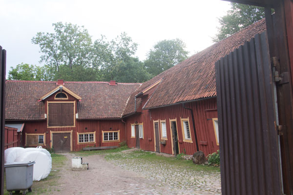 Stora Torps ekonomibyggnader - idag stall - byggdes 1851 och skall under hösten 2015 renoveras. Foto: Per Hallén 2015