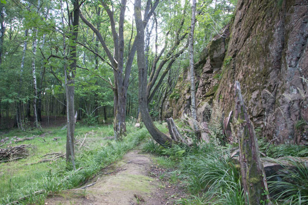 Vallen utmed berget är tydlig för den som känner till att där varit en skjutbana.