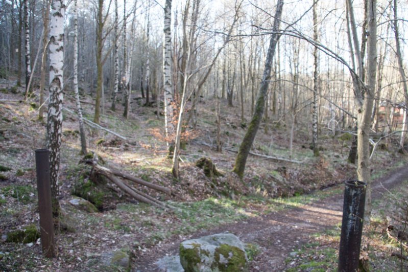 Vid dessa grindstolpar, som förr var gränsen för vattenverket möter forntidsvägen den nyare från 1860-talet. Foto: Per Hallén 2016