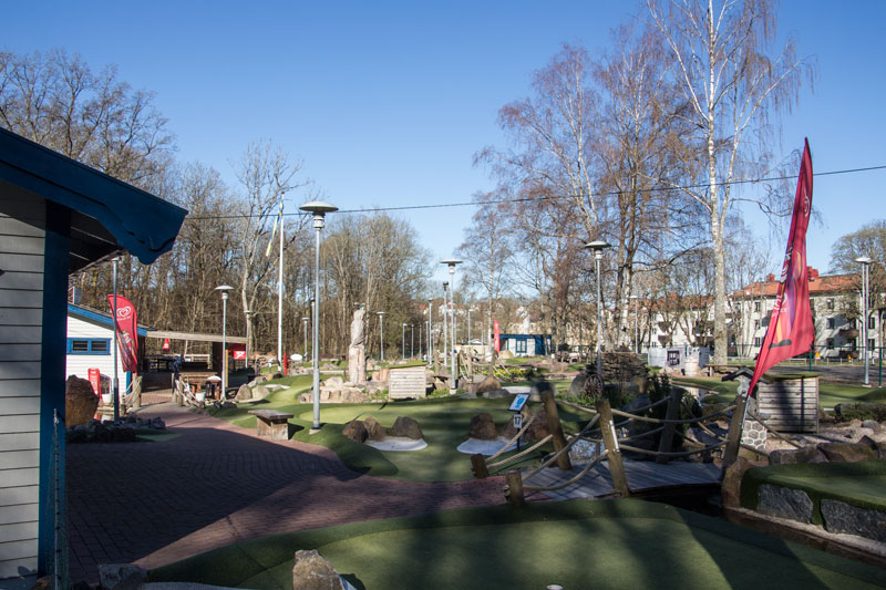 Minigolfbana istället för trädgård. Foto: Per Hallén 2016