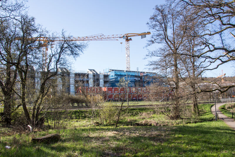 Örgryte Torp skymtar på andra sidan bäcken, spåren och vägen. Foto: Per Hallén 2016