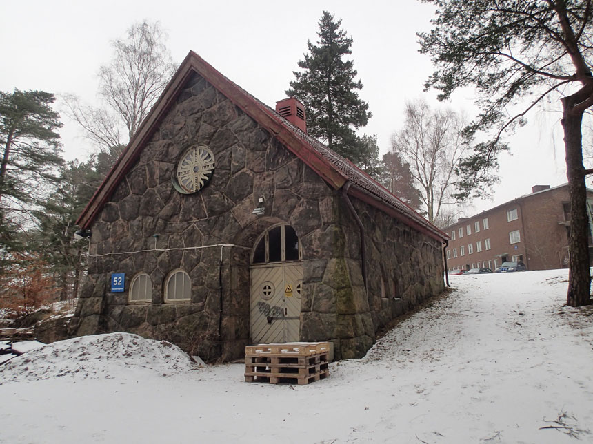 Obduktionsbyggnad och likbod. Foto: Per Hallén 2016.