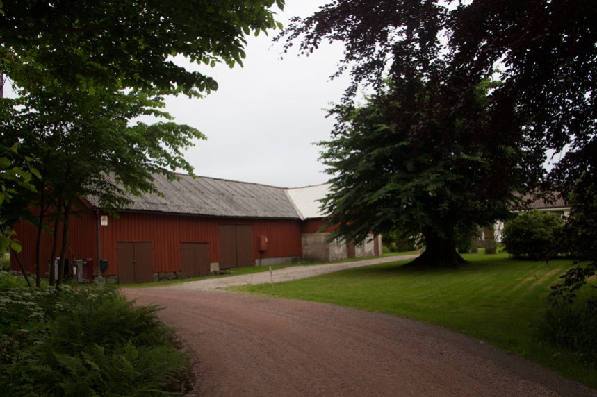 Efter delningen av Gökegården uppfördes en ny huvudbyggnad och ekonomibyggnader som ännu kan ses vid infarten till Gökegårdens område. Foto: Per Hallén 2016.