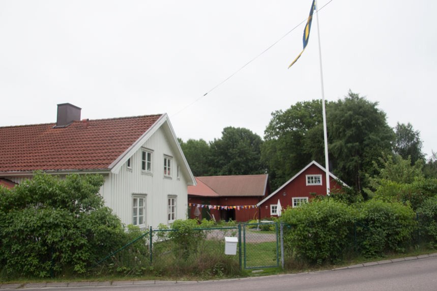 Bakom boningshuset syns ekonomibyggnaderna. Husen är visserligen moderniserade men här kan man ändå få ett intryck av Öjersjö som en by. Foto: Per Hallén 2016