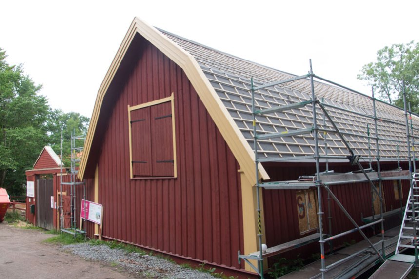 Gaveln på stallbyggnaden har nu "kommit fram" ur byggnadsställningarna. Foto: Per Hallén 2016