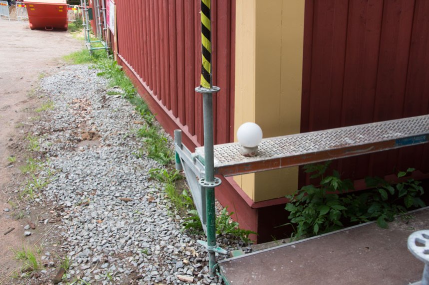 Nu ligger inte längre panelen direkt mot marken och huset skyddas av dränering. Foto: Per Hallén 2016