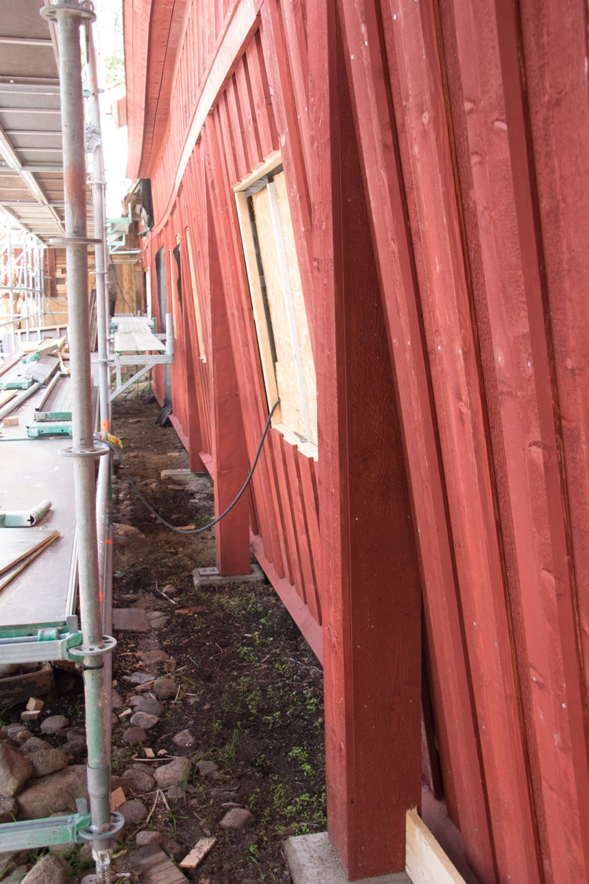 Det har krävts uppfinningsrikedom för att stadga upp det lutande huset. Foto: Per Hallén 2016
