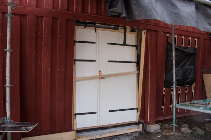 Givetvis skall även dörren bli rödmålad. Foto: Per Hallén 2016