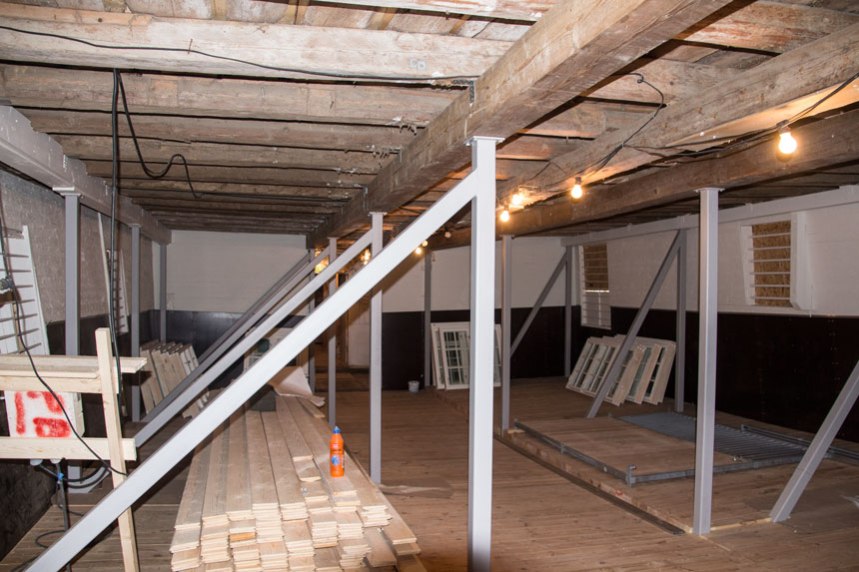Nya pelare har fått sättas in för att bära upp loftvåningen ovanför. Foto: Per Hallén 2016